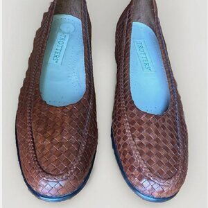 (7.5) TROTTERS "LANE" Woven Brown Leather Flats w/ Round Toe